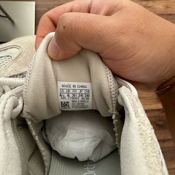 Adidas Yeezy 500 Blush - Picture 4 of 5